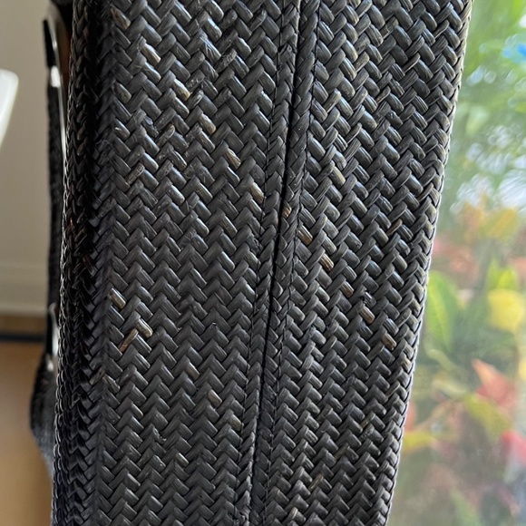 Black straw handbag with tortoise shell handle. - Picture 6 of 8